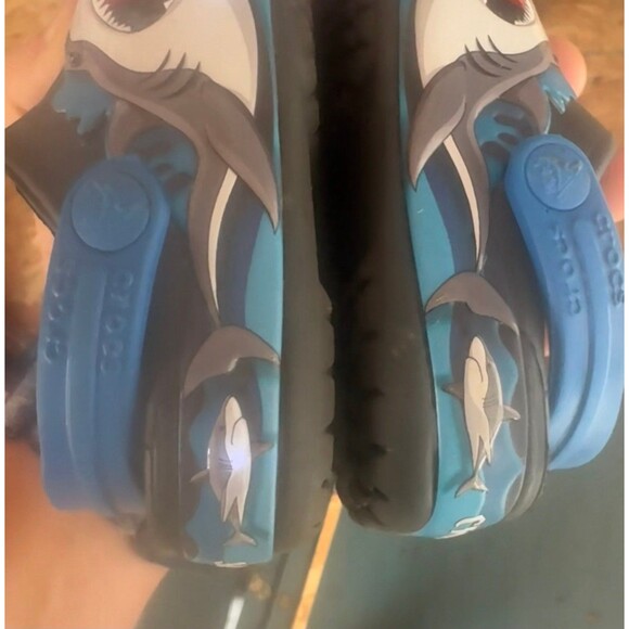 Crocs little kid size c 6 blue light up shark shoes - Picture 6 of 6